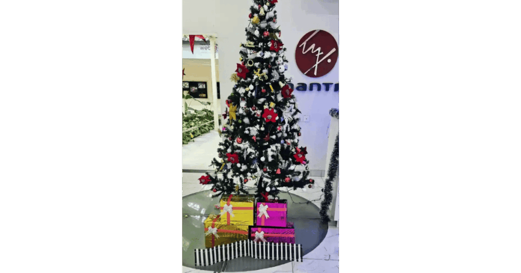 top christmas decor ideas with customwish event planner bangalore, Classic Red and Green Elegance